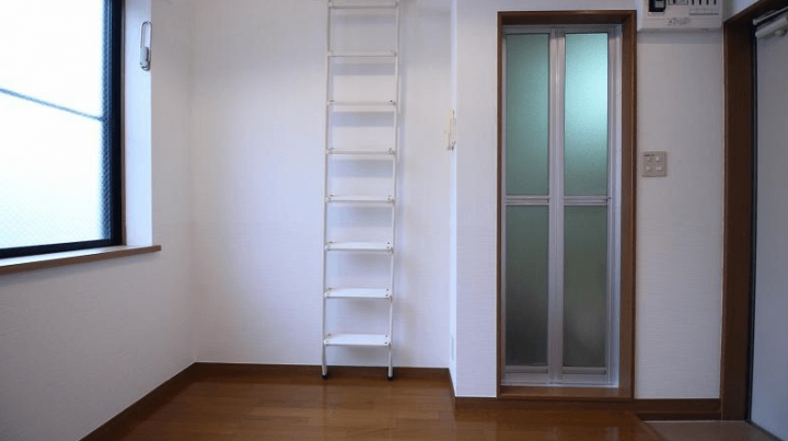 ドミシルＡＹＡ六番館202　ロフト階段と浴室ドア