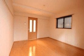 ヴィラ富士見 302 居間の小窓と室内ドア