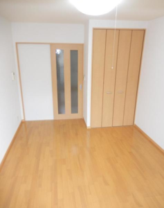 エスタシオン和田　202　居間クローゼット収納と室内ドア