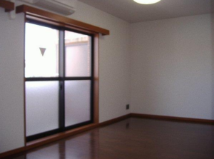 トーシンフェニックス中野新橋パインアイル502 　居間バルコニー窓とフローリング