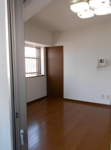 プラトリエ301 居間クローゼット収納と窓