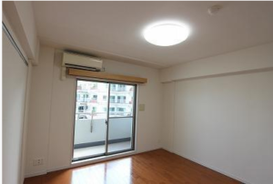 ステージファースト中野駅前　702　居間バルコニー窓と照明