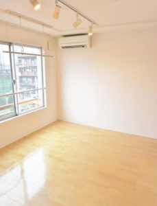 Branche鷺ノ宮204 居間のエアコンと窓