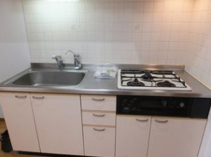ロイヤルパレス中野坂上201　システムキッチンガス三口コンロ
