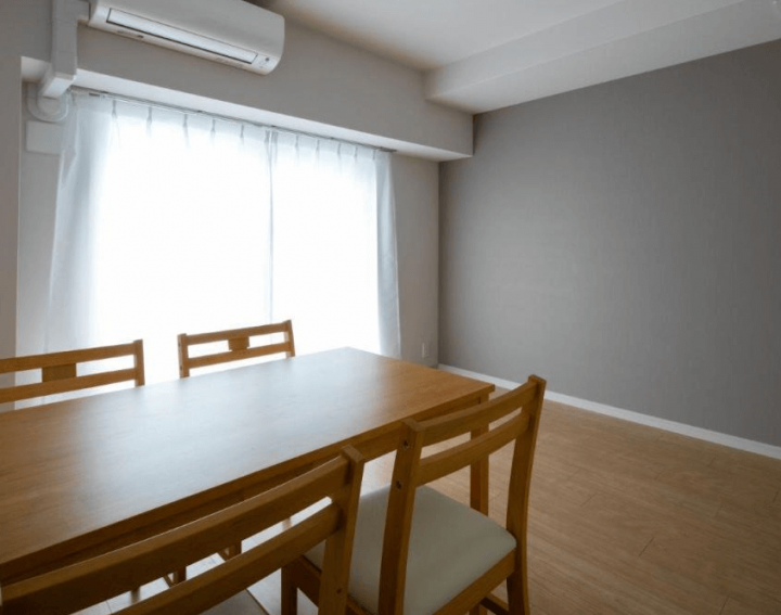 ミュージション野方brio　402　居間アクセントクロスとダイニングテーブル