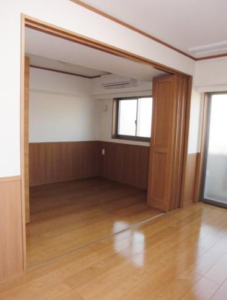 中野中央マンション401　寝室の窓と仕切りパーテーション