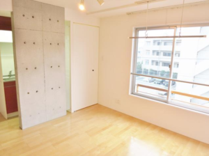 Branche鷺ノ宮204 居間の照明と窓とアクセントクロス