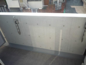 ガーデン荻窪201　室内から見たバルコニー壁面