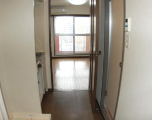 ヴェルビュ新中野1004　玄関からの居間まで室内廊下
