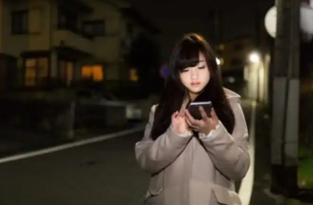 夜道を歩く女性　スマホ