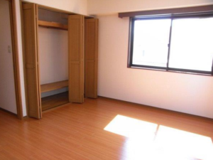 聖観ビル　301　居間クローゼット収納と窓とフローリング