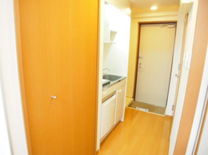 クロスロード荻窪 2階 キッチンスペースと玄関スペース