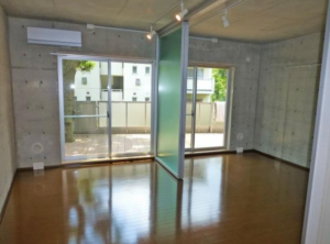 ウォーブラー南阿佐ヶ谷 204 ダイニングと寝室の仕切りと窓