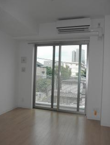 ライズ中野新橋401 居間バルコニー窓とエアコン