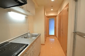 フェリーチェ高円寺205 玄関から見たキッチンスペースと室内廊下