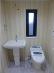 THE OXFORD FLAT 402 独立洗面台とトイレ