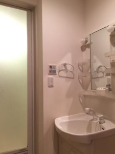 ボヌール高円寺402　独立洗面台と浴室ドア