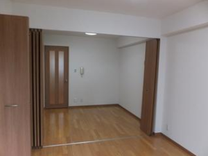 ロイヤルパレス中野坂上201　居間とダイニングルーム