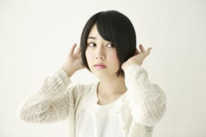 不審な音に耳を傾ける女性