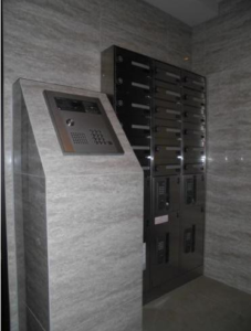 中野中央マンション401　エントランスのオートロックとメールボックス