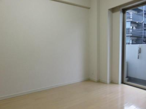 ヴェルト中野上鷺宮206　居間フローリングとバルコニー窓の一部