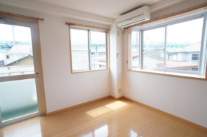 シティ・ソレイユⅡ302 　居間2面採光の窓とエアコン