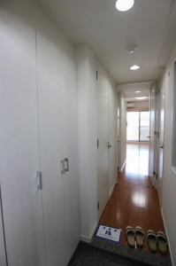 ステージファースト中野駅前　702　玄関から居間への室内廊下