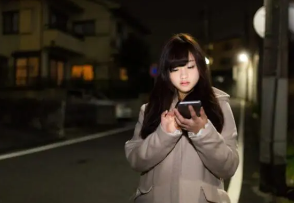 夜道を歩く女性　女の人　ながらスマホ