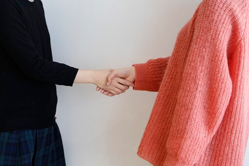 引越しの挨拶をする女性同士