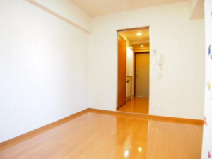 クロスロード荻窪 2階　居間から見た玄関とキッチンスペース