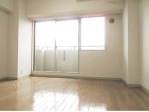 中野桃園シティハウス412 居間バルコニー窓とフローリング