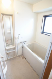 ファースト浅賀403 浴室バスタブと窓