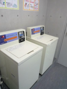 ガーデン荻窪201　共有スペースのコインランドリー