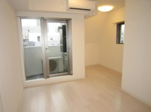 ビバリーホームズ東高円寺206 居間エアコンとバルコニー窓と小窓