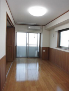 中野中央マンション401　居間2面採光のバルコニーと小窓