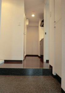 フェニックス新高円寺伍番館601　玄関からキッチンスペース