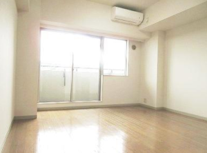 中野桃園シティハウス412　居間バルコニー窓とエアコン