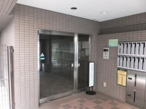 ロイヤルパレス中野坂上201　エントランス集合ポスト