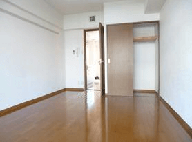 高円寺南4丁目女性専用賃貸マンション 居間クローゼット収納と室内ドア