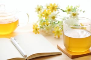 黄色の花とハーブティとノート