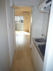 ガーデン荻窪201　玄関から見たキッチンスペースと居間