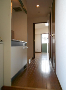 プラトリエ301 玄関から居間への室内廊下