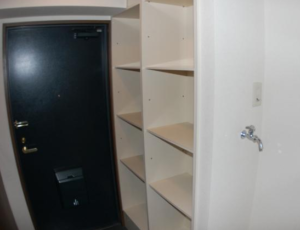 ヴェルビュ新中野1004　玄関収納とドア