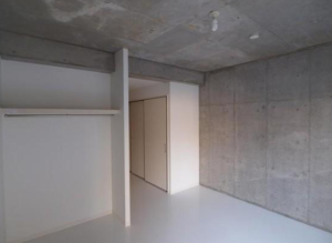 弘仁堂ビル2F1　居間クローゼット収納とコンクリート打ちっ放しの壁