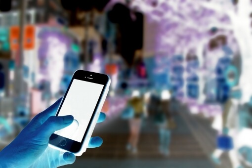 スマホしながら歩く女性