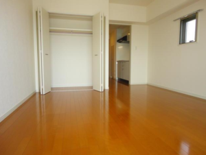 アークコミュー阿佐谷 303 居間クローゼット収納とキッチンスペース