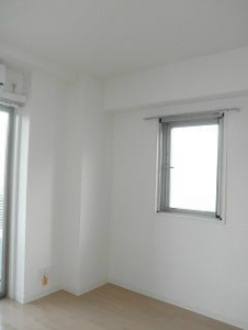 ライズ中野新橋401　居間2面採光の窓