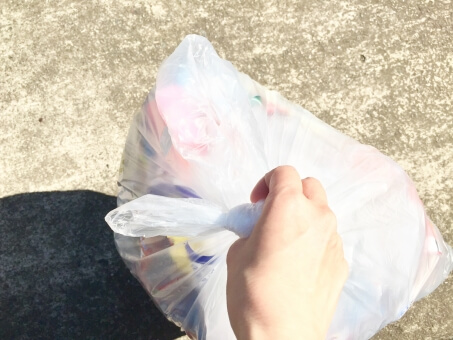 ゴミ出しする女性