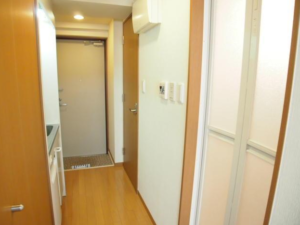 クロスロード荻窪 2階　浴室ドアと玄関スペース