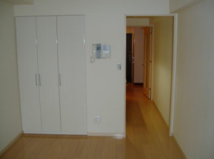 シェモア荻窪参番館405　玄関までの室内廊下とクローゼット